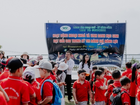 WAY TO SUCCESS TỔ CHỨC NGOẠI KHÓA  KHEN THƯỞNG CÁC HỌC SINH ĐẠT GIẢI CAO TRONG KỲ THI ĐÁNH GIÁ NĂNG LỰC (23-05-2025)