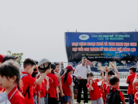 WAY TO SUCCESS TỔ CHỨC NGOẠI KHÓA  KHEN THƯỞNG CÁC HỌC SINH ĐẠT GIẢI CAO TRONG KỲ THI ĐÁNH GIÁ NĂNG LỰC (23-05-2025)